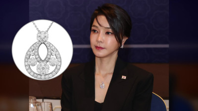 “김건희, 국정관여 가능해 선물”…“괜찮은 액세서리가 없는데”라며 받았다